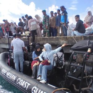 Bakamla RI Bantu Angkut Ratusan Warga dan Logistik Pulau Enggano ke Bengkulu