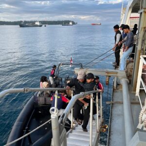 Bakamla RI Bersama Rapala Bengkulu Laksanakan Perbantuan Transportasi Warga ke Pulau Enggano