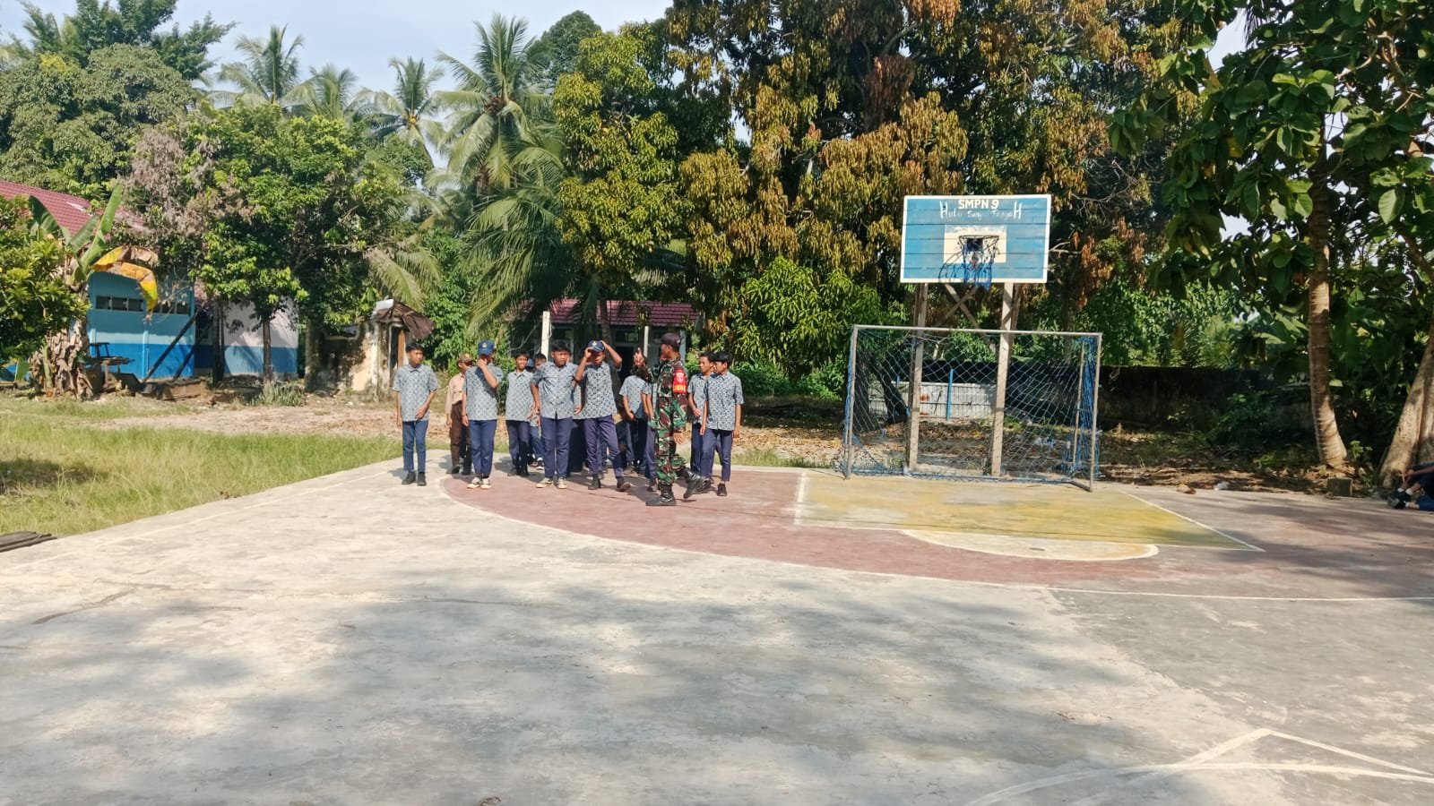Babinsa Latih PBB Siswa SMPN 9 Barabai Peringati Hardiknas 2025