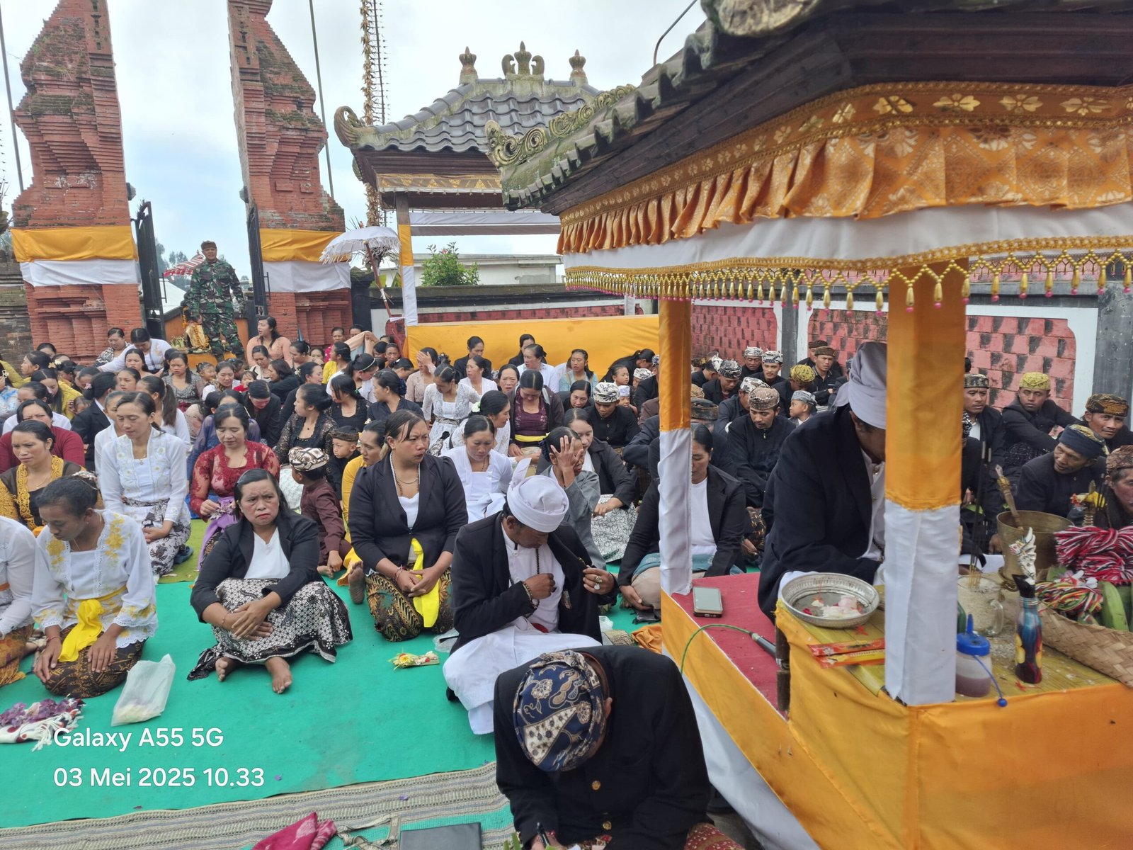 Pengamanan Sembayangan Hari Raya Kuningan di Pura Amerta Loji Titi Luhur oleh Babinsa Koramil Sumber