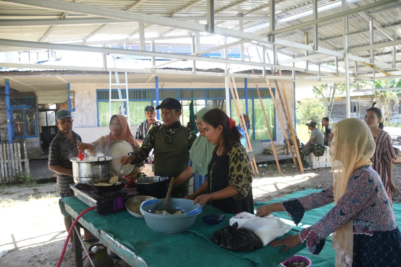 Ibu-Ibu Haruyan Gotong Royong Siapkan Makan Siang Satgas TMMD