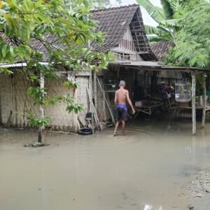 Debit Air Sungai Bengawan Solo Tinggi, Polsek Widang Patroli Daerah Rawan Bencana