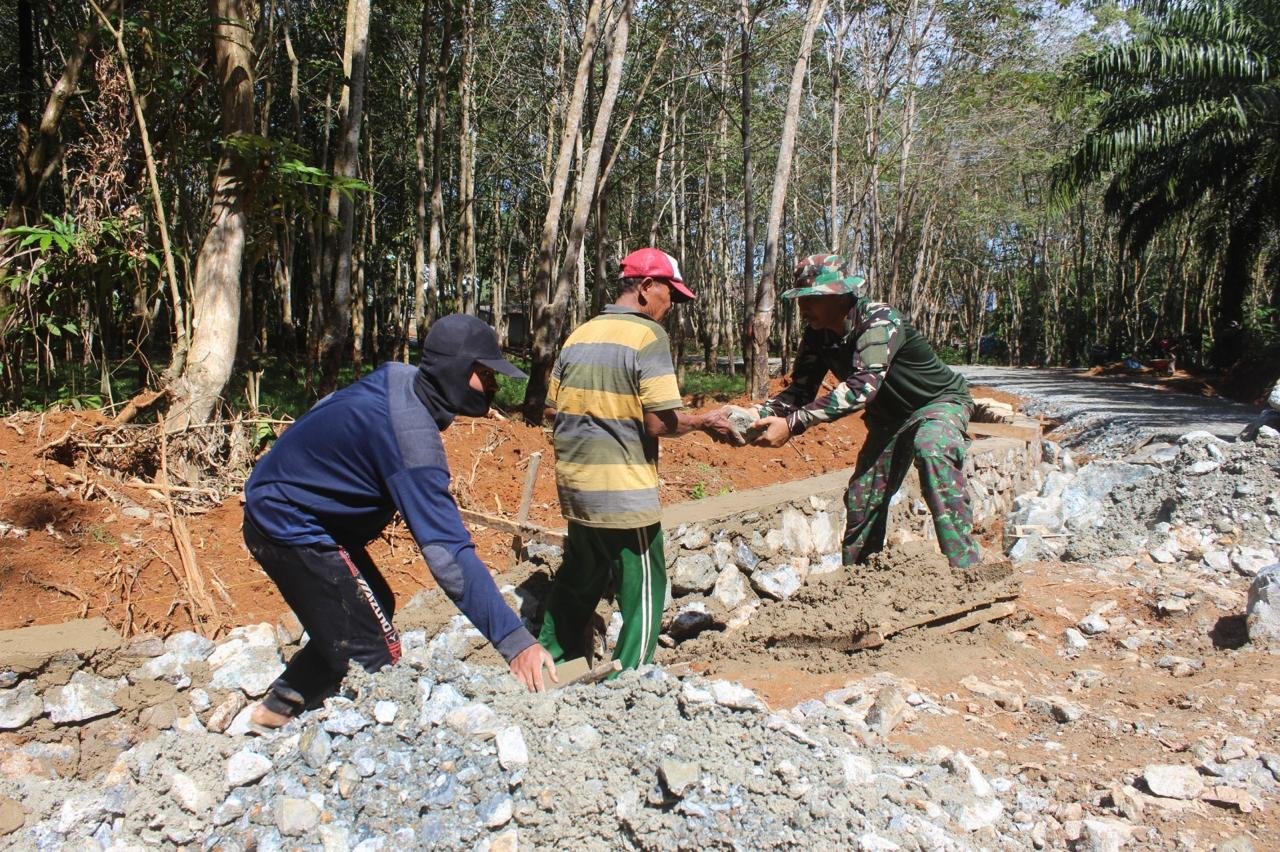 Momen Kebersamaan TMMD Kodim 1009/Tla Eratkan TNI dan Rakyat