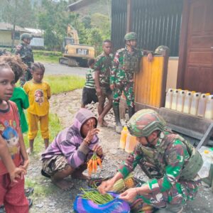 Peduli Perekonomian Masyarakat, Satgas Yonif 715/Mtl Borong Hasil Bumi Mama Papua