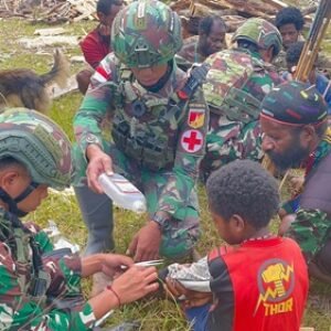 Sehat dan Ceria, Satgas Yonif 715/Mtl Melayani Masyarakat Dengan Hati