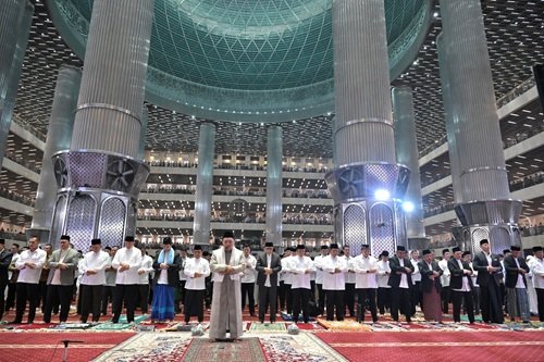 Panglima TNI Bersama Presiden RI Jalankan Salat Idul Adha di Masjid Istiqlal