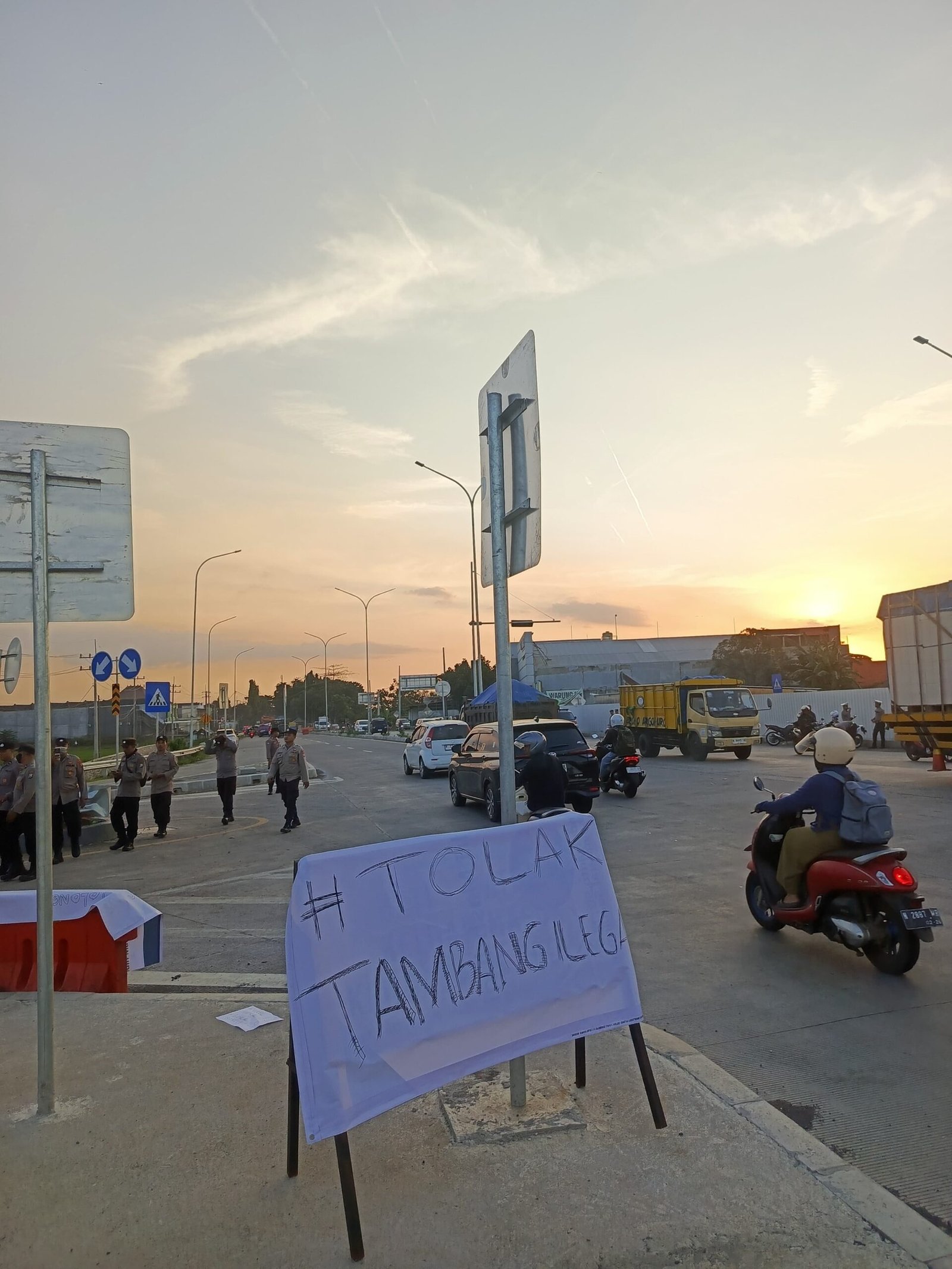 Aksi Kamisan BEM Probolinggo Serukan Stop Tambang Ilegal dan Tol Merusak Lingkungan