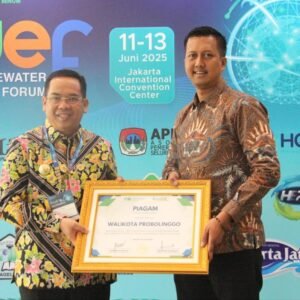 Wali Kota Probolinggo Raih Penghargaan Inovasi Pembiayaan Air Minum 2025