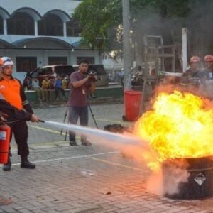 Senkom SAR Bersama BPBD Karawang Gelar Simulasi Gempa di Ponpes Sumber Barokah