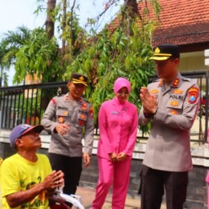 Polres Probolinggo Bagikan 150 Paket Sembako Untuk Nelayan dan Tukang Becak