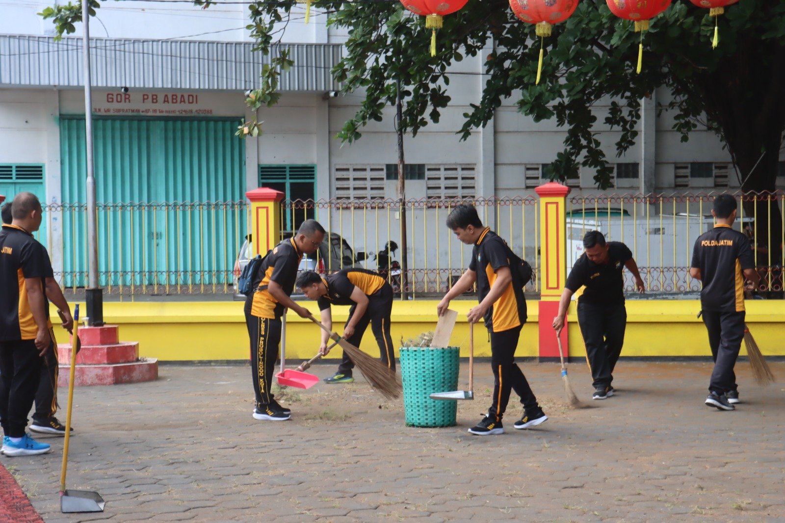 Polres Probolinggo Kota Gelar Bakti Religi Bersihkan Tempat Ibadah Bhayangkara