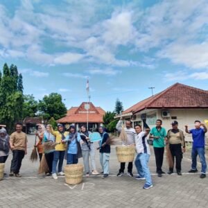 Gerakan Jumat SAE di Dringu Tingkatkan Kebersihan dan Semangat Gotong Royong