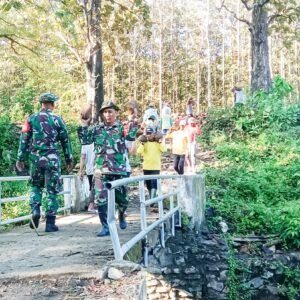 Babinsa Gondang Bojonegoro bersama Warga Sambongrejo Bangun Bronjong dan Jalan Makadam
