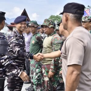 Bakti Sosial Satgas Trisila-25: TNI AL dan Masyarakat Bersatu Bersihkan Pantai Pandara Kananga Ternate