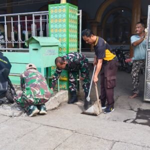 Koramil Sumberasih Bersama Polri Gotong Royong Bersihkan Masjid Roudlotul Jannah