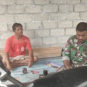 Ketahui Kondisi Di Wilayahnya, Babinsa Koramil 1710-03/Kuala Kencana Laksanakan Komsos Di Desa Binaan