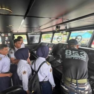 Guskamla Komando Armada III Dorong Edukasi Maritim Di Pulau Obi Melalui KRI Tatihu- 853