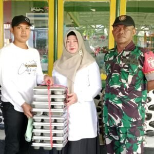 Babinsa Barabai Dampingi Penyaluran Makanan Bergizi untuk Ribuan Pelajar di Hulu Sungai Tengah