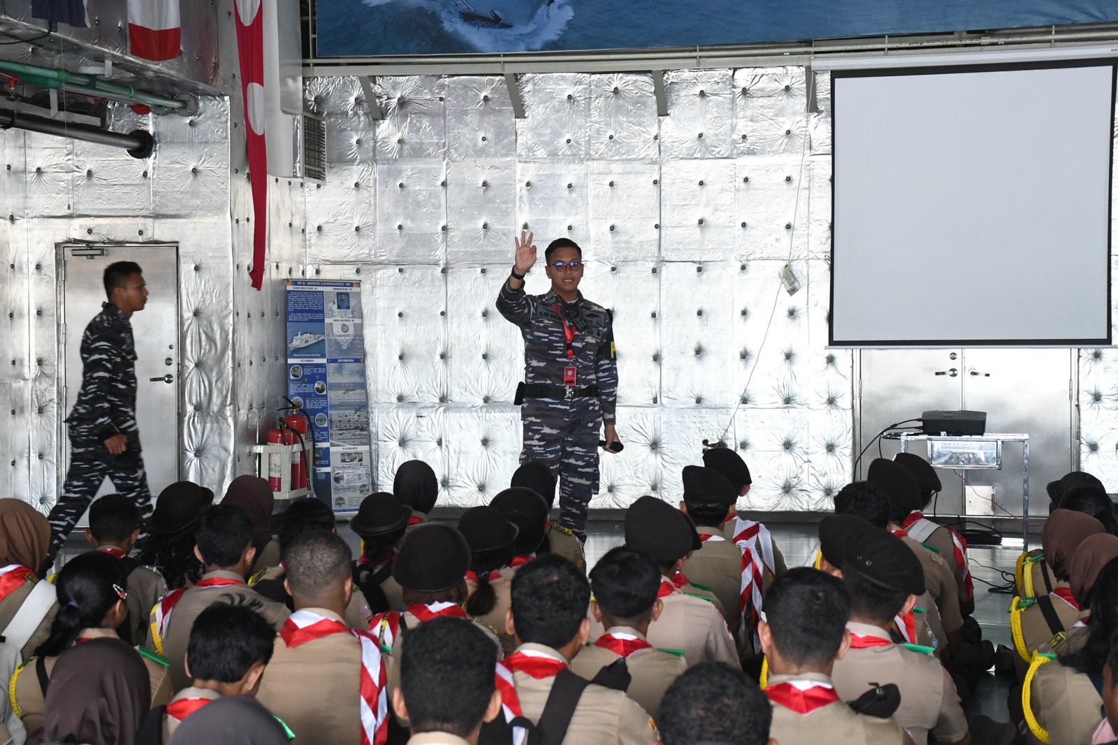 Lantamal XIV Kenalkan Kekuatan Maritim Nasional Kepada Saka Bahari Kota Sorong