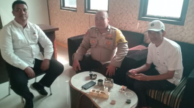Aiptu Rukmono Sambang ke Kantor Desa: Meningkatkan Sinergi dengan Perangkat Desa