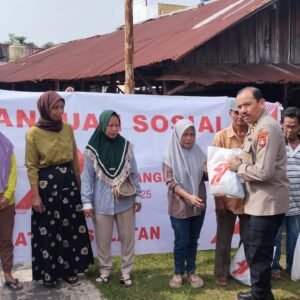 Polda Sumsel Salurkan Bansos HUT Bhayangkara ke-79 di Bukit Sangkal