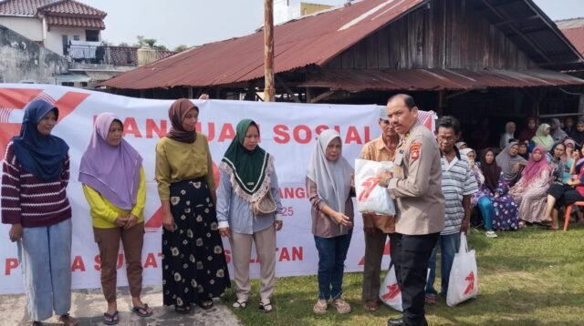 Polda Sumsel Salurkan Bansos HUT Bhayangkara ke-79 di Bukit Sangkal
