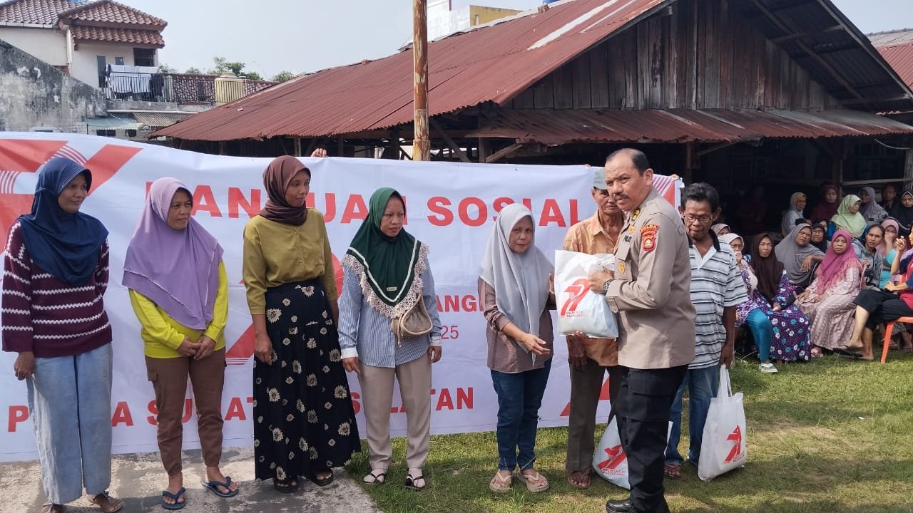 Polda Sumsel Salurkan Bansos HUT Bhayangkara ke-79 di Bukit Sangkal
