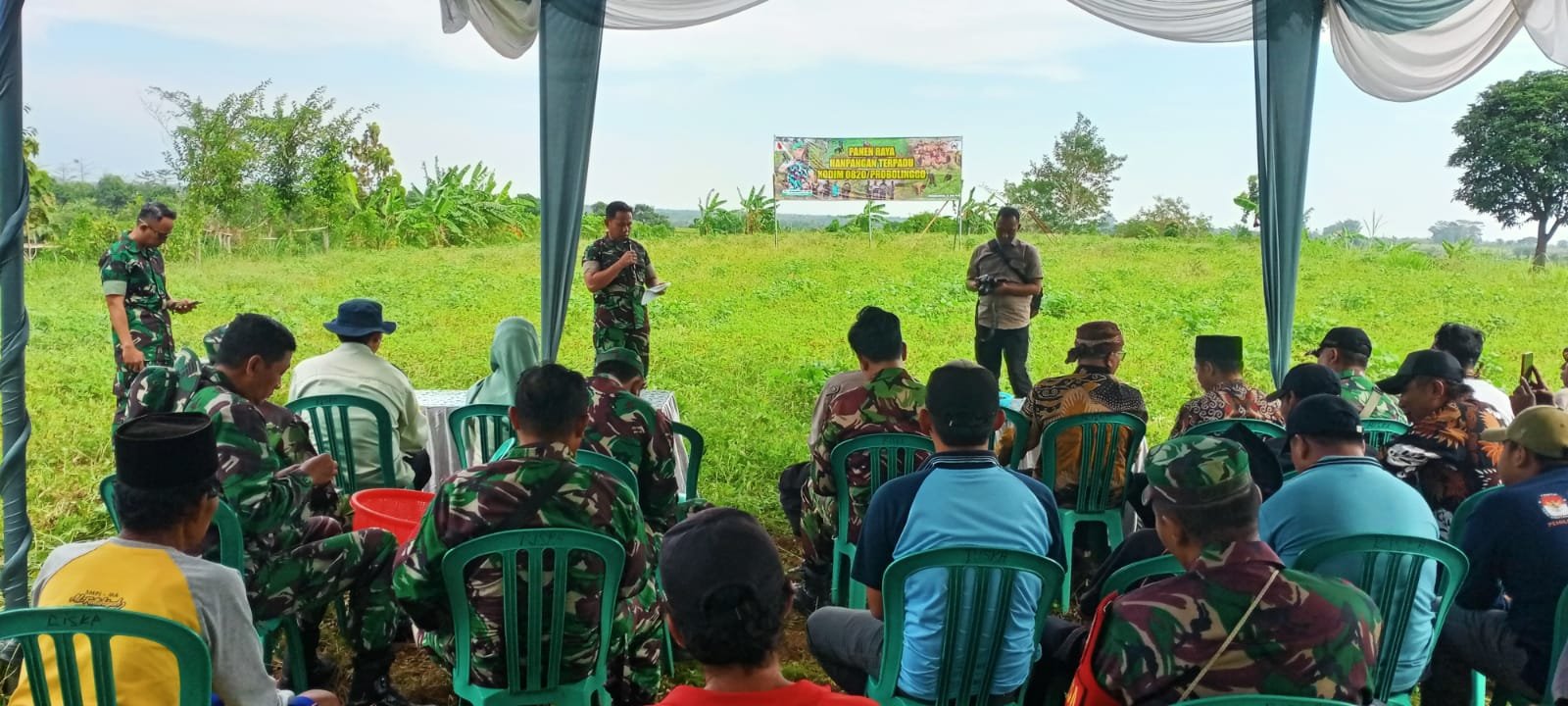 Kodim 0820 Probolinggo Panen Raya Kacang Tanah di Desa Boto, Lumbang 