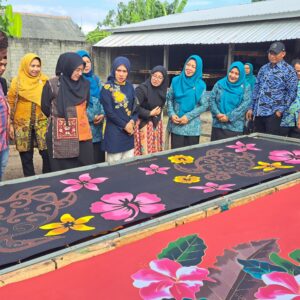 Ning Marisa Kunjungi Tiga IKM di Kecamatan Tongas, Probolinggo 