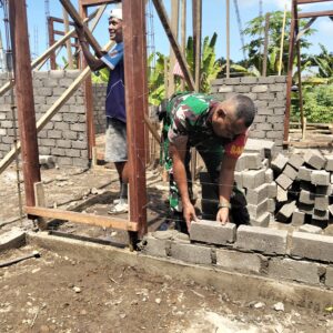Teguhkan Kemanunggalan, Babinsa Kodim 1505 Tidore Bantu Warga Binaan Bangun Rumah