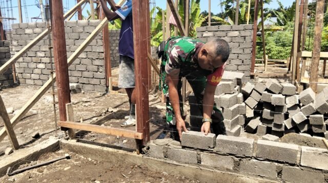 Teguhkan Kemanunggalan, Babinsa Kodim 1505 Tidore Bantu Warga Binaan Bangun Rumah