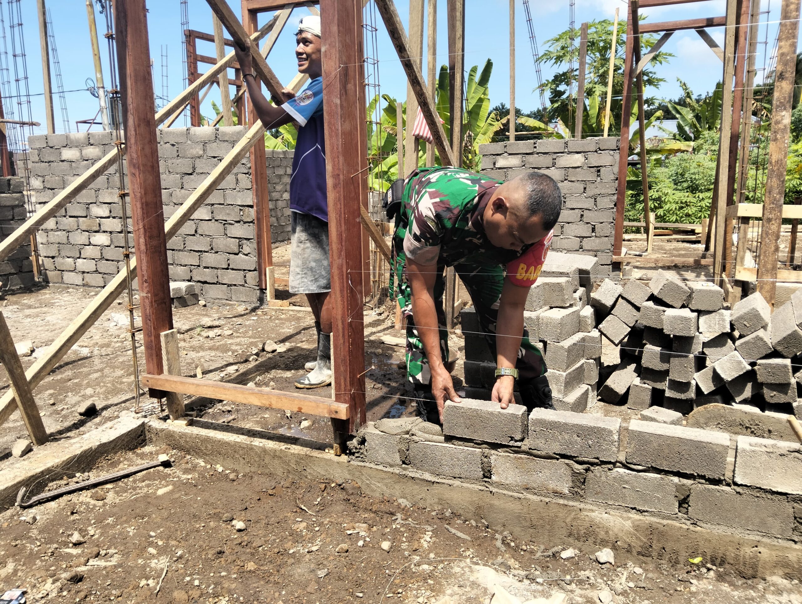 Teguhkan Kemanunggalan, Babinsa Kodim 1505 Tidore Bantu Warga Binaan Bangun Rumah