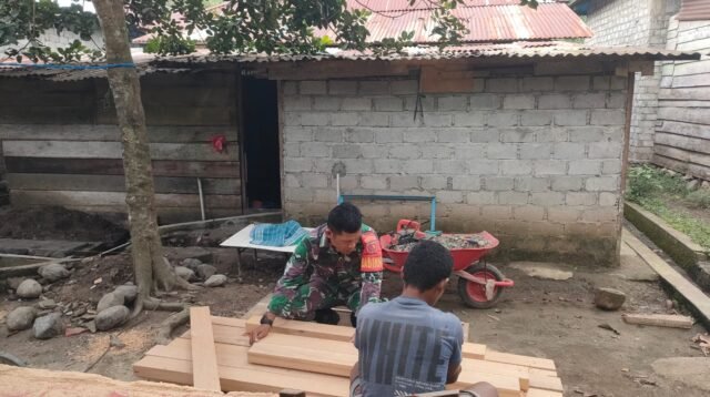 Babinsa Koramil 1505-04 Oba Bantu Warga Buat Kusen Pintu Rumah