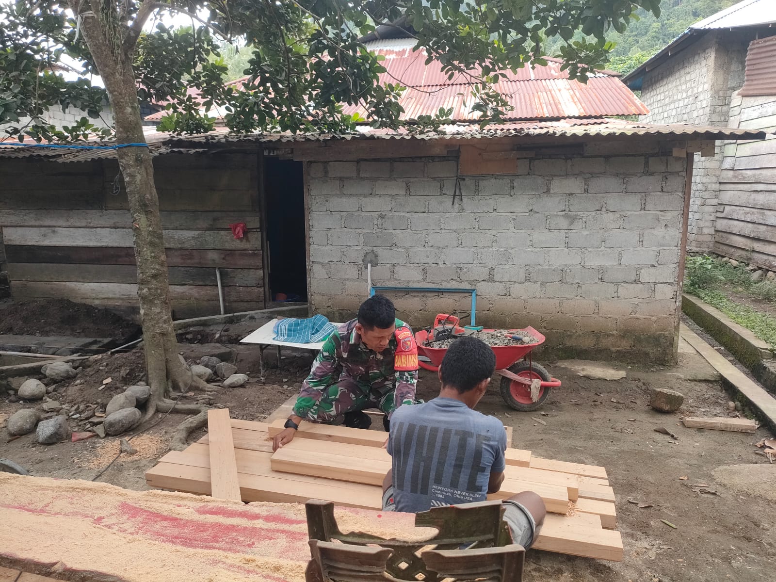 Babinsa Koramil 1505-04 Oba Bantu Warga Buat Kusen Pintu Rumah
