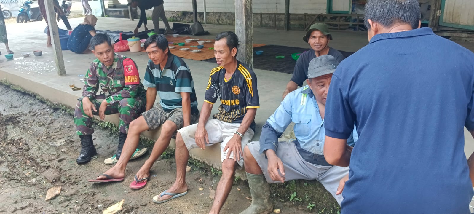 Babinsa Koramil 1002-03/Haruyan Mantapkan Kemanunggalan TNI-Rakyat Melalui Komsos