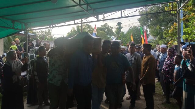 Isak Tangis Sambut Jenazah Haji Abdulrahman Tiba di Sorong PBD