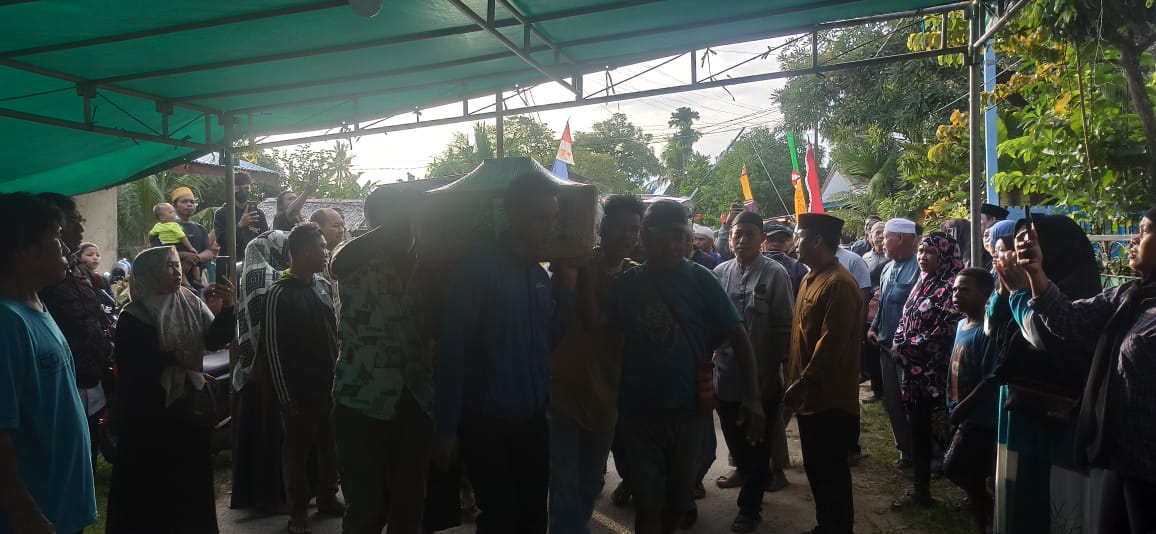 Isak Tangis Sambut Jenazah Haji Abdulrahman Tiba di Sorong PBD