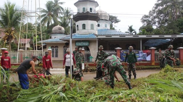 Dalam Rangka HUT ke-67 Kodam VI/Mulawarman, Kodim 1008/Tabalong Gelar Karya Bakti Bersama Warga Desa Masukau