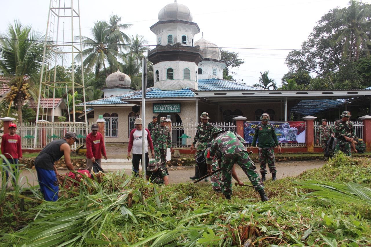 Dalam Rangka HUT ke-67 Kodam VI/Mulawarman, Kodim 1008/Tabalong Gelar Karya Bakti Bersama Warga Desa Masukau