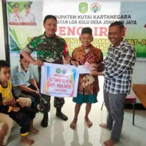 Kawal Penyaluran BLT, Babinsa Jonggon Jaya Pastikan Bantuan Diberikan Tepat Sasaran