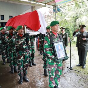 Dandim 1505 Tidore Pimpin Upacara Pemakaman Militer, Beri Penghormatan Terakhir Untuk Serda Abubakar Naser