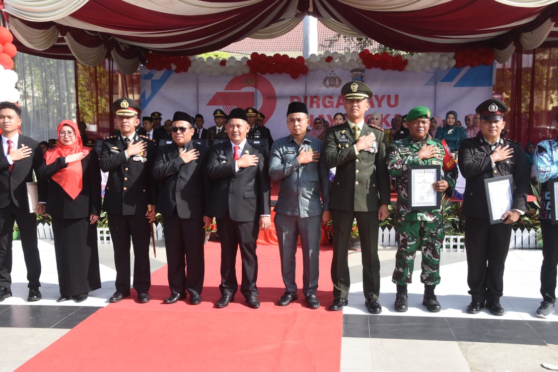 Babinsa Sertu Sutoyo Dianugerahi Penghargaan di Hari Bhayangkara ke-79 Polres HST