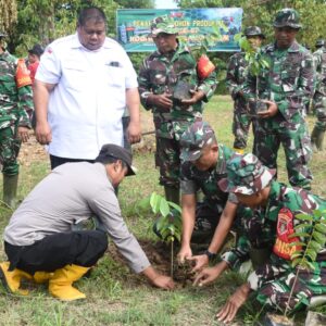 Wujud Kepedulian Lingkungan, Kodim 1002/HST Tanam 200 Pohon di Pengambau Hilir luar