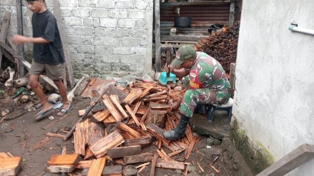 Pererat Tali Silaturahmi, Babinsa Kodim 1505 Tidore Bantu Warga di Bela Kayu Bakar Siapkan Acara Nikah