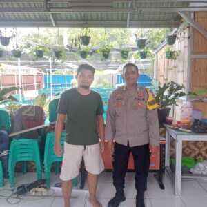Dukung Ketahanan Pangan, Bhabinkamtibmas Polsek Tigaraksa Bripka M. Giri Manggala Kunjungi Warga Binaan Ketua Kelompok Budidaya Lele di Kp. Lewihalu