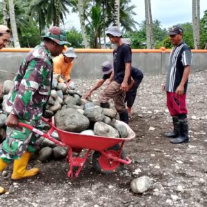 Babinsa Koramil 1505-02 Wasile Bantu Warga Angkat Timbunan Batu untuk Pembangunan Rumah