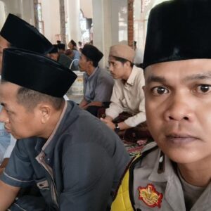 Jalin Silaturahmi, Bhabinkamtibmas Desa Pasir Jaya Laksanakan Jumat Keliling di Masjid Nurul Falah