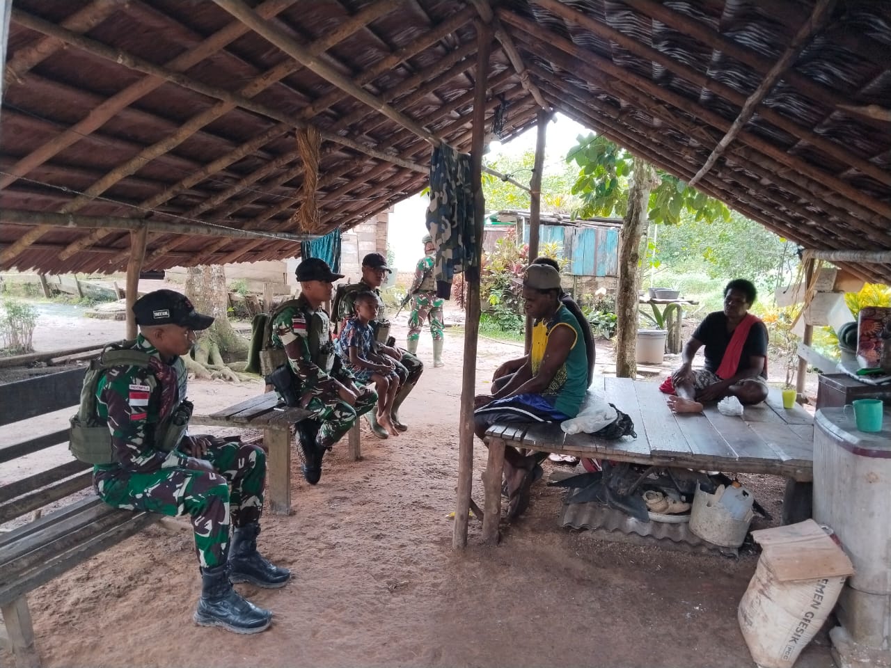 Menjalin Kedekatan, Satgas Yonif 312/KH Anjangsana ke Tokoh Masyarakat Kampung Kirely