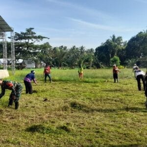 Babinsa Kerta Buana Bersama Warga Kompak Gotong Royong Bersihkan Lapangan Bola