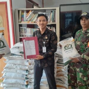 Sinergitas TNI Dan Pemerintah, Babinsa Hambau Dampingi Distribusi Bantuan Beras
